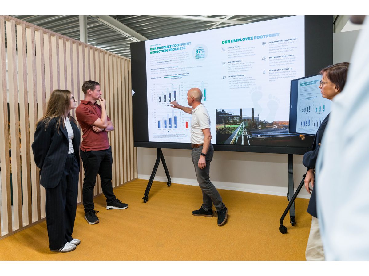 Mobile stand for Walnut W1 - 138 & 165 Inch